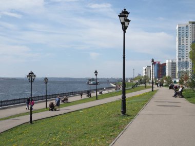 şehir dolgu bahar Güneşli gün, insanlar yürümek ve sıcaklık tadını çıkarın. Rusya, Saratov - 28 Nisan 2019