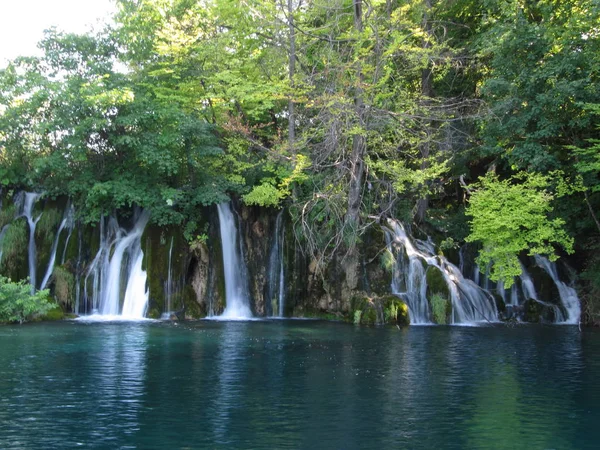 Vattenfall i Plitvice lakes national Park i Kroatien — Stockfoto