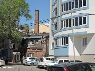 şehirde konut binaların eski ve yeni mimarisi. Rusya, Saratov - 01 Mayıs 2019