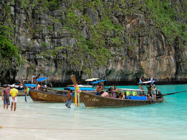 Phuket, Phuket Thailandia - 10 15 2012: barche da pesca tradizionali con la coda lunga in legno ormeggiate vicino al mare — Foto Stock