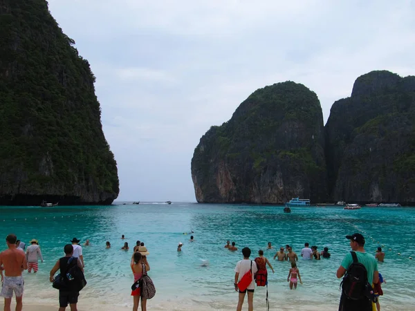 プーケット、プーケットタイ - 10 15 2012:観光客が入浴し、ピピ島の岩の美しい景色の写真を撮ります — ストック写真