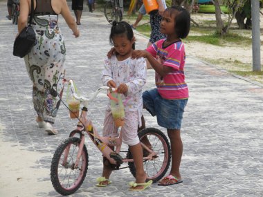 Phuket, Phuket Tayland - 10 15 2012: koyu tenli Asyalı kız bisikleti ile meşgul omuzlar tarafından arkadaşı tutar