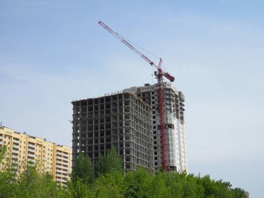 Gün batımında sanayi manzarası. Vinçler ev yapar.