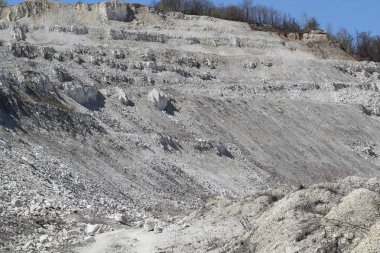 tebeşir ocağında kireçtaşı madenciliği.beyaz çakıl dağı