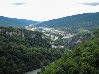 dağlarda nehir vadisine bakan güzel manzara