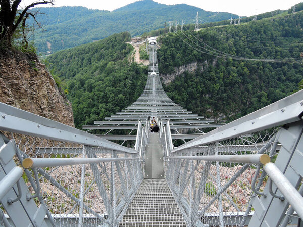 начало пути по самому длинному подвесному мосту через пропасть

