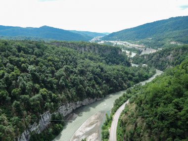 dağlarda nehir vadisine bakan güzel manzara