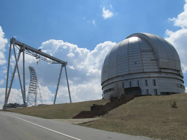 Telescopio nelle montagne del Caucaso Karachay-Cherkessia, Russia 29 aprile 2012: Osservatorio di Radioastronomia Zelenchukskaya, telescopio ottico azimutale BTA e gru a portale . — Foto Stock