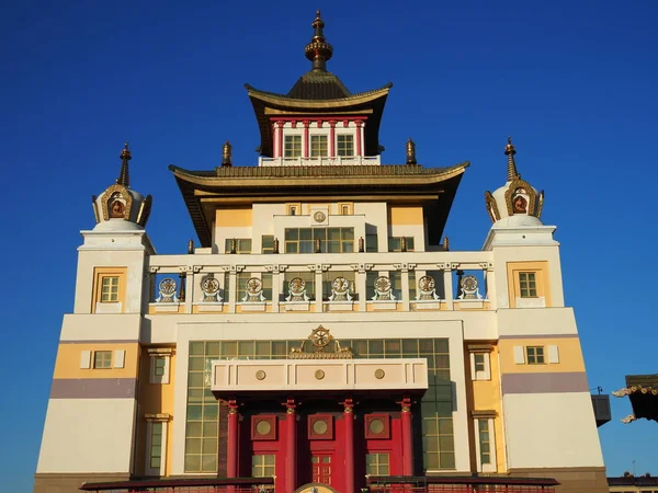 Elista, République de Kalmykia, Russie - Juin, 2019 : Burkhan Bakshin Altan Sume La Demeure d'Or du Bouddha Shakyamuni est la principale attraction touristique de la capitale de Kalmykia . — Photo