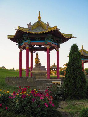 Bir öğretmen bir Budizm heykel tapınak inşa dışında. Rusya ve Avrupa'da en büyük Budist Tapınağı Elista '