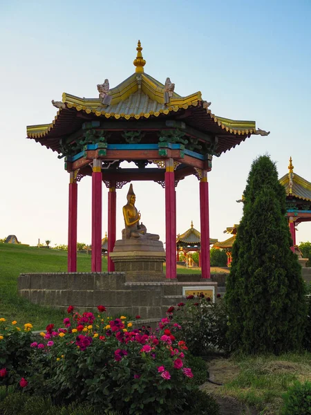 Bir öğretmen bir Budizm heykel tapınak inşa dışında. Rusya ve Avrupa'da en büyük Budist Tapınağı Elista '