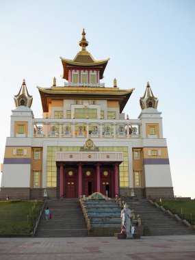 anne ve çocuk Buda tapınağına uzun merdivenler tırmanmak