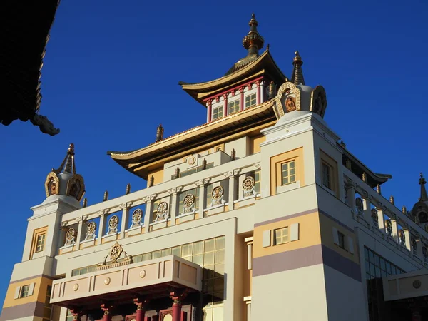 Burkhan Bakshin Altan Sume La Demeure Dorée du Bouddha Shakyamuni est la principale attraction touristique de la capitale de Kalmykia . — Photo