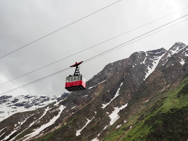 Red cable car in the background of the mountains Old red cable car at mountain. — Stock Photo, Image