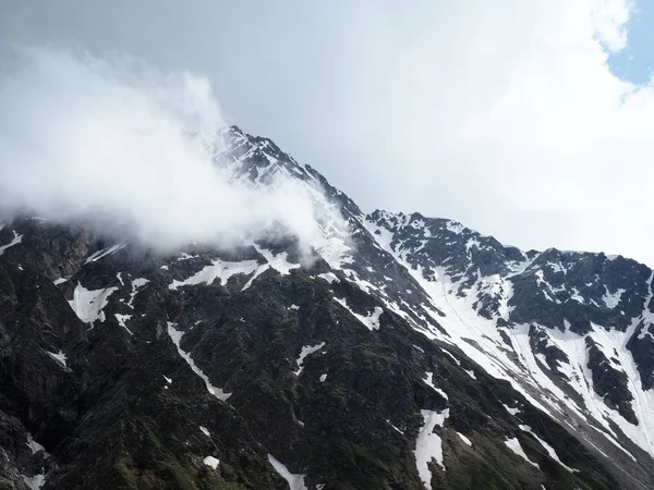 Nube se acerca a la cima de la montaña a gran altitud — Foto de Stock
