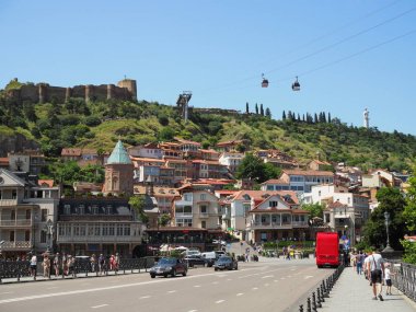 aileleri ile turistler manzaraları görmek için eski Tiflis merkezinde köprü üzerinde yürümek. Gürcistan, Tiflis - Haziran 2019