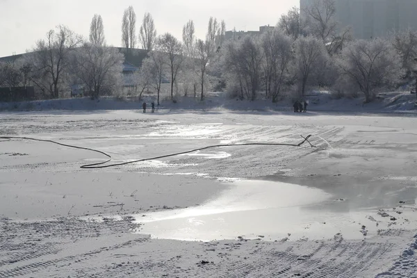 El proceso de preparación de la pista para la temporada de invierno en la ciudad en un día helado . — Foto de Stock