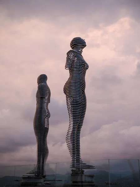 Batumi, Gruzja-czerwiec, 2019: ruchome rzeźby Ali i Nino przez Tamar Kvesitadze o zachodzie słońca. Dwaj kochankowie opowiadają historię miłości w stylu futuryzmu, nowoczesnej ruchomej rzeźby z metalu. — Zdjęcie stockowe