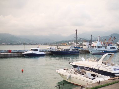 Batum, Gürcistan - Haziran 2019: gün batımında tekne ve yatlarla dolu liman. Turistler için ulaşım.