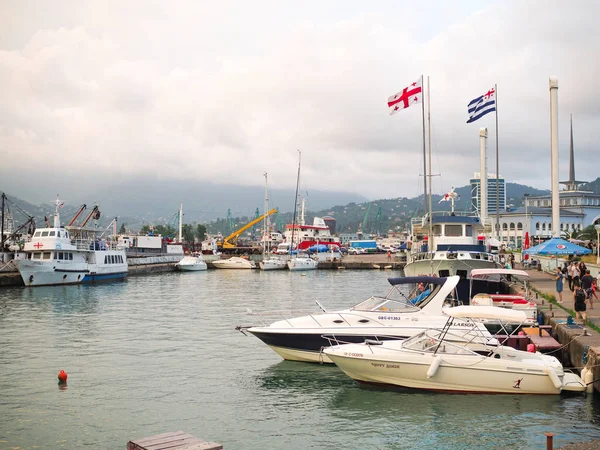 Batumi, Georgia - Junio 2019: puerto lleno de barcos y yates al atardecer. Transporte para turistas . — Foto de Stock