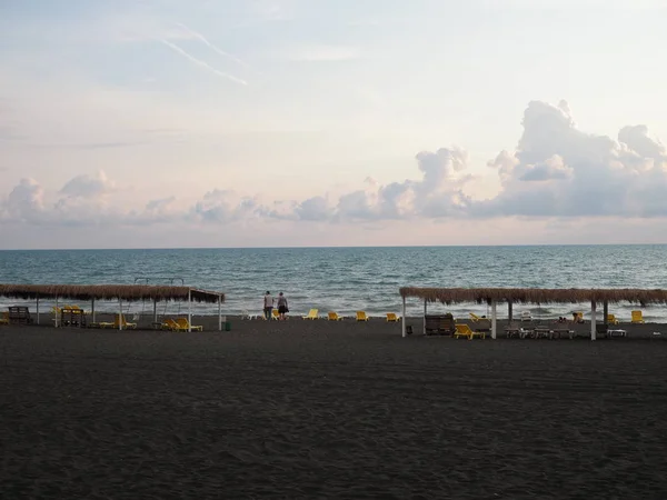 Einsamer Strand in Georgien mit schwarzem Sand. Sanktionen gegen Russland. Abwesenheit von Touristen mitten in der Saison. Georgien, Ureki - Juni 2019 — Stockfoto