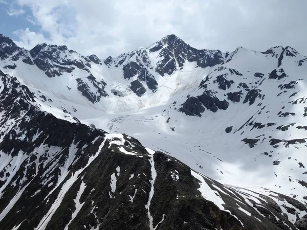 Schöne Aussicht auf die schmelzenden Schneeberge im Sommer bei sonnigem Wetter — Stockfoto