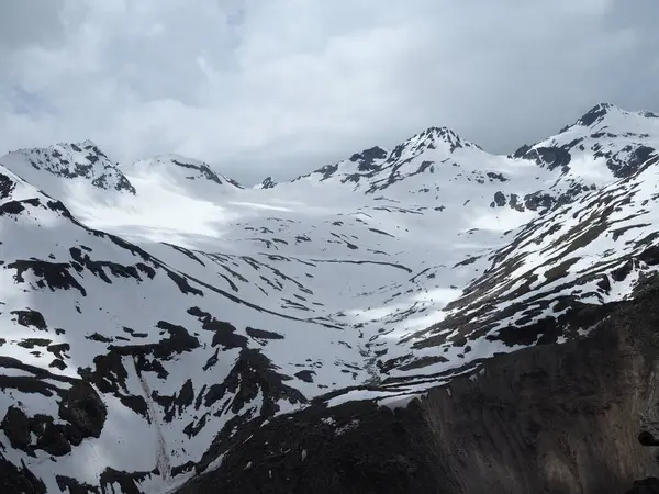 Schöne Aussicht auf die schmelzenden Schneeberge im Sommer bei sonnigem Wetter — Stockfoto