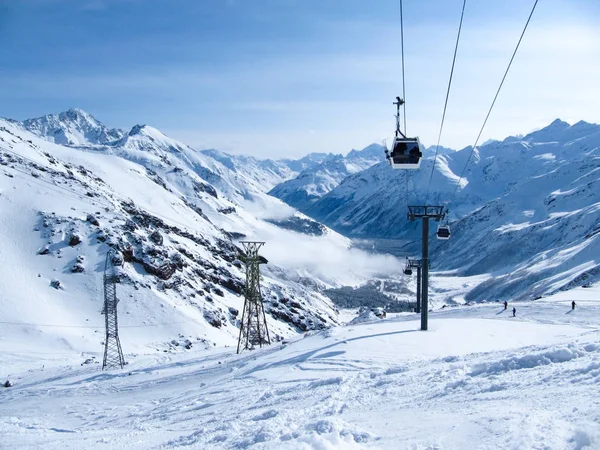 Gondola lift i skidorten tidigt på morgonen i gryningen. — Stockfoto