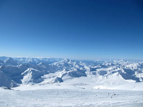 大高加索雪岭与高山。Ushba在冬季阳光明媚的日子。从俄罗斯卡巴尔迪诺-巴尔卡尔Elbrus滑雪坡的Pastuchova kliffs看风景 — 图库照片