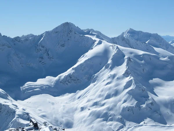 Снежные вершины горы Чегет яркий солнечный день — стоковое фото