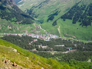 Küçük bir kasaba yüksek dağlarda. Hava fotoğrafçılığı