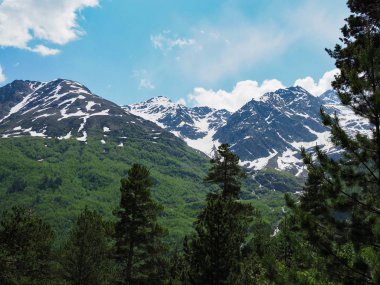 Yazın yüksek dağlarda kar. güneşli bir günde pitoresk manzara