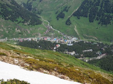 Küçük bir kasaba yüksek dağlarda. Hava fotoğrafçılığı
