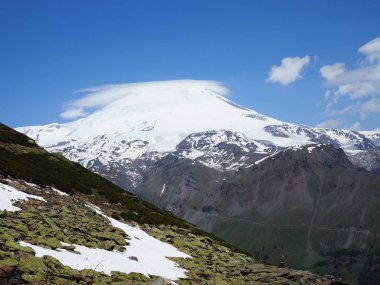 Büyük doğa sıradağları. Beyaz kar dağı veya yeşil alanlar, mavi gökyüzü arka plan ile volkan Elbrus amazing perspektif. Elbrus manzara görünümü - Rusya ve Avrupa'nın en yüksek zirvesi