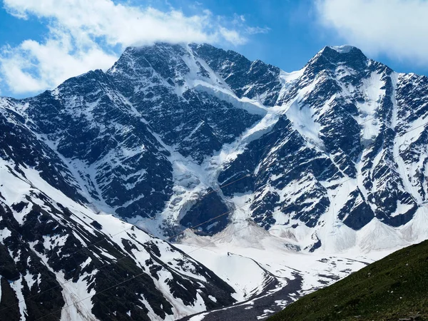 Altas montañas nevadas del Cáucaso con un glaciar con la forma de una figura de siete números. Picos de las montañas Donguz Orun y Nakra Tau. Región de Elbrus, Cheget . — Foto de Stock