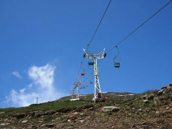 Elevador de cadeira velho em Mount Cheget, Cáucaso Montanhas — Fotografia de Stock