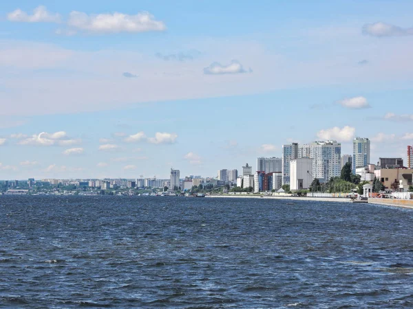 Schöne Landschaft einer Großstadt aus der Flughöhe, Blick auf Gebäude und die Stadt aus der Höhe, Fluss, Meer, Architektur der Stadt — Stockfoto