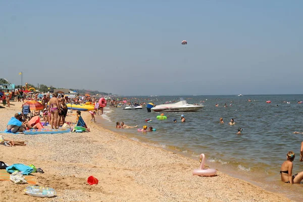 Rusia, Golubitskaya - junio de 2018: Una multitud de personas tomando el sol en la playa, divirtiéndose. Los niños saltan en el bungee — Foto de Stock