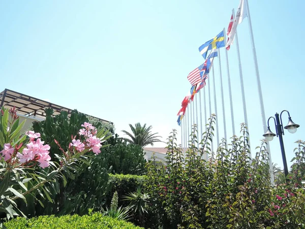 Banderas nacionales de varios países ondeando en el viento. Banderas de países cercanos al hotel internacional. Grecia, Creta - junio, 2017 — Foto de Stock