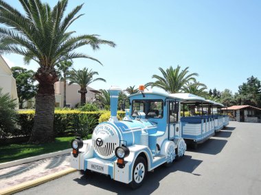 Girit, Yunanistan - 15 Haziran 2017: Otelin yakınında küçük turist treni