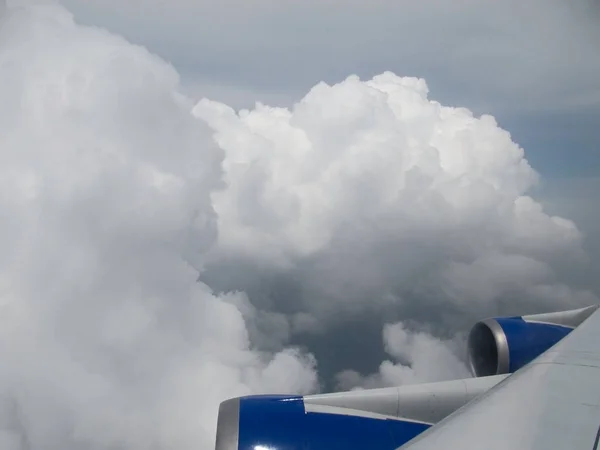 Vista da janela da aeronave sobre as belas nuvens e a asa da aeronave — Fotografia de Stock