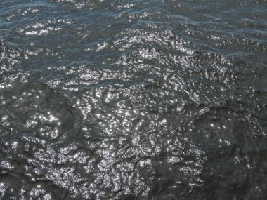 güneş ışınları suya yansır