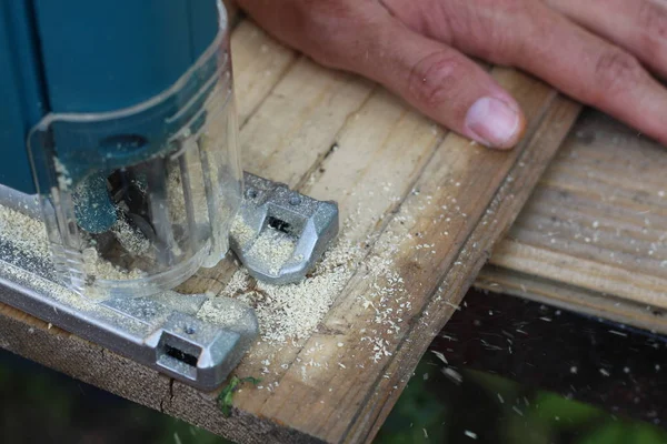 Close-up timmerman werken met een elektrische puzzel — Stockfoto