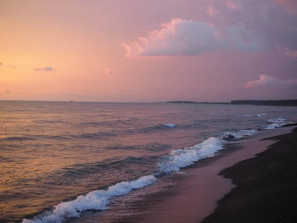 Festői Pink Sunset tó strand tengeri homok gyönyörű színek az égen felhők — Stock Fotó