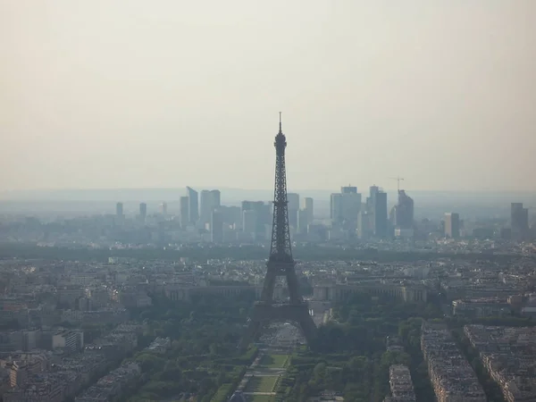 Вид з повітря центральної частини Парижа в похмурий день з легким серпанком в повітрі — стокове фото