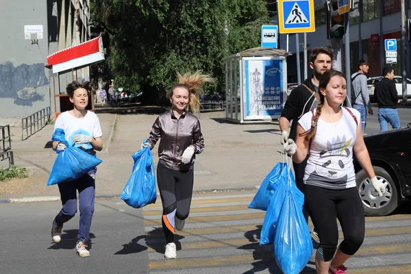 Plogging. young people are happy that they managed to collect city garbage. Saratov, Russia, 10 June 2018 — Stock Photo, Image