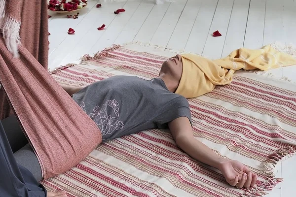 Doula massageando mulher em casa. Massagem Rebozo — Fotografia de Stock