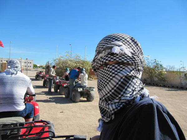 Arafat. El keffiyeh palestino es un pañuelo blanco y negro a cuadros neutro de género que generalmente se usa alrededor del cuello o la cabeza. . — Foto de Stock