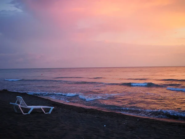 Üres egy fehér műanyag hintán Lounge a háttérben a tenger naplementekor — Stock Fotó