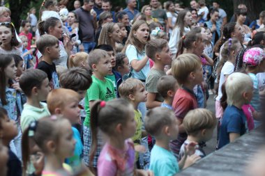 müzik festivalinde sahnede bir performans izlerken çocuk grubu. Rusya, Saratov - ağustos, 2019